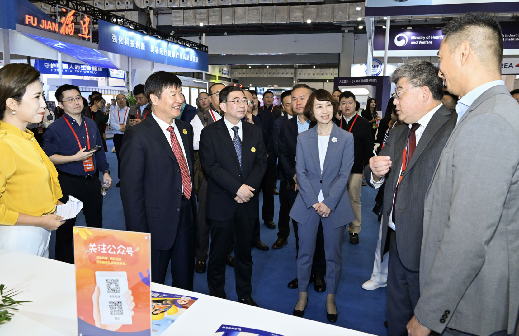 Guests at the first China Health Industry Conference tour the exhibition in Haikou City, south China's Hainan Province, November 17, 2023. /CMG
