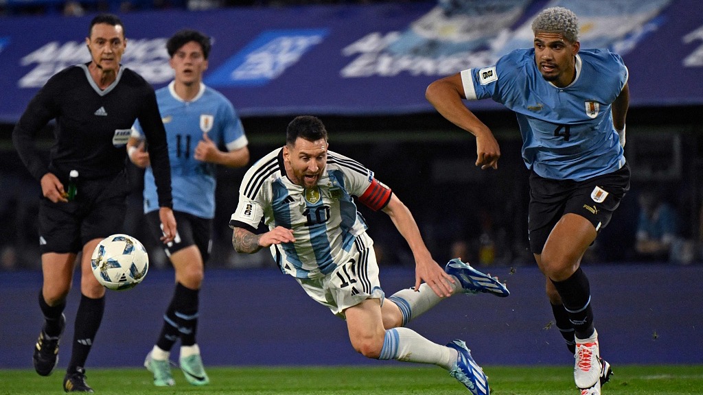 Argentina's Lionel Messi (C) during their clash with Uruguay at La Bombonera stadium in Buenos Aires, Argentina, November 16, 2023. /CFP