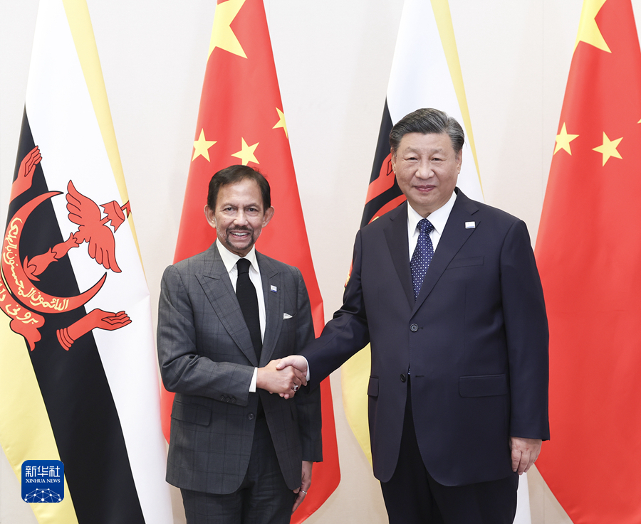 Chinese President Xi Jinping (R) shakes hands with Sultan Haji Hassanal Bolkiah of Brunei Darussalamin in San Francisco, the United States, November 16, 2023. /Xinhua