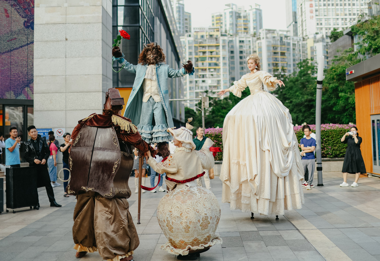 The cast members of Beauty and the Beast are seen promoting the show on the street in Shenzhen, attracting many locals to interact. /Photo provided to CGTN