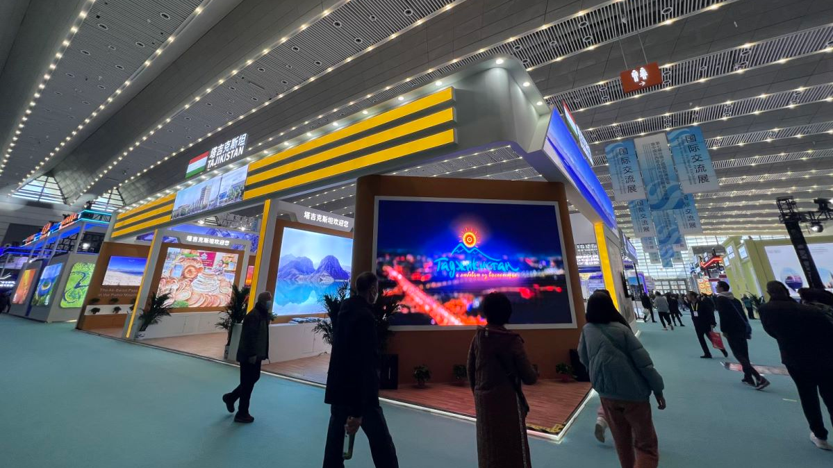 Visitors view exhibits at the booth of Tajikistan during the Seventh Silk Road International Exposition in Xi'an, capital of northwest China's Shaanxi Province, on November 17, 2023. /CGTN