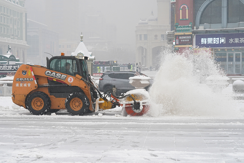 A snow truck cleared the street in Heilongjiang Province. /CFP
