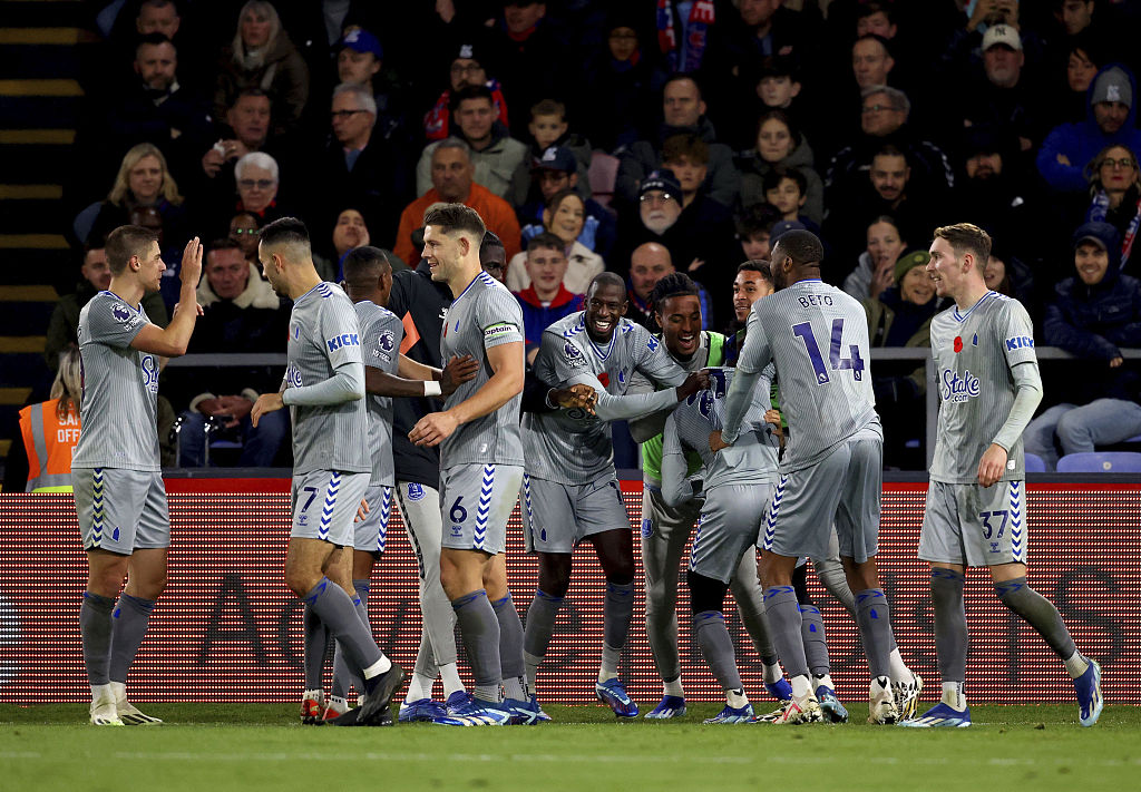 Players of Everton celebrate after scoring goal in the Premier League game against Crystal Palace at Selhurst Park in London, England, November 11, 2023. /CFP