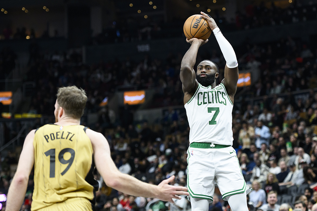 Jaylen Brown (#7) of the Boston Celtics shoots in the game against the Toronto Raptors ar Scotiabank Arena in Toronto, Canada, November 17, 2023. /CFP
