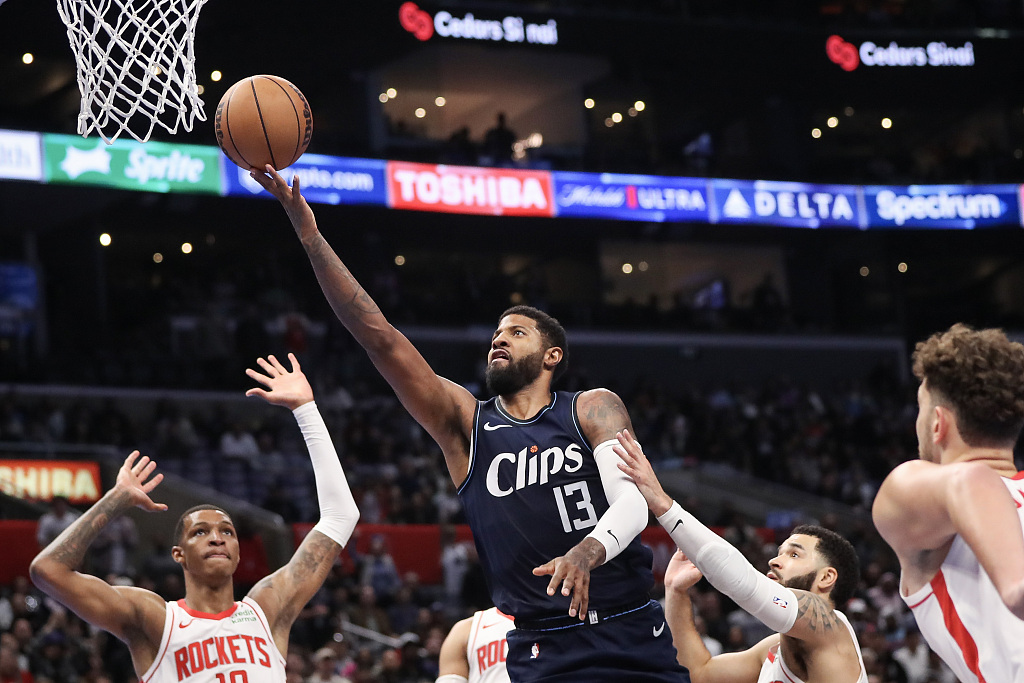 Paul George (#12) of the Los Angeles Clippers drives toward the rim in the game against the Houston Rockets at Crypto.com Arena in Los Angeles, California, November 17, 2023. /CFP
