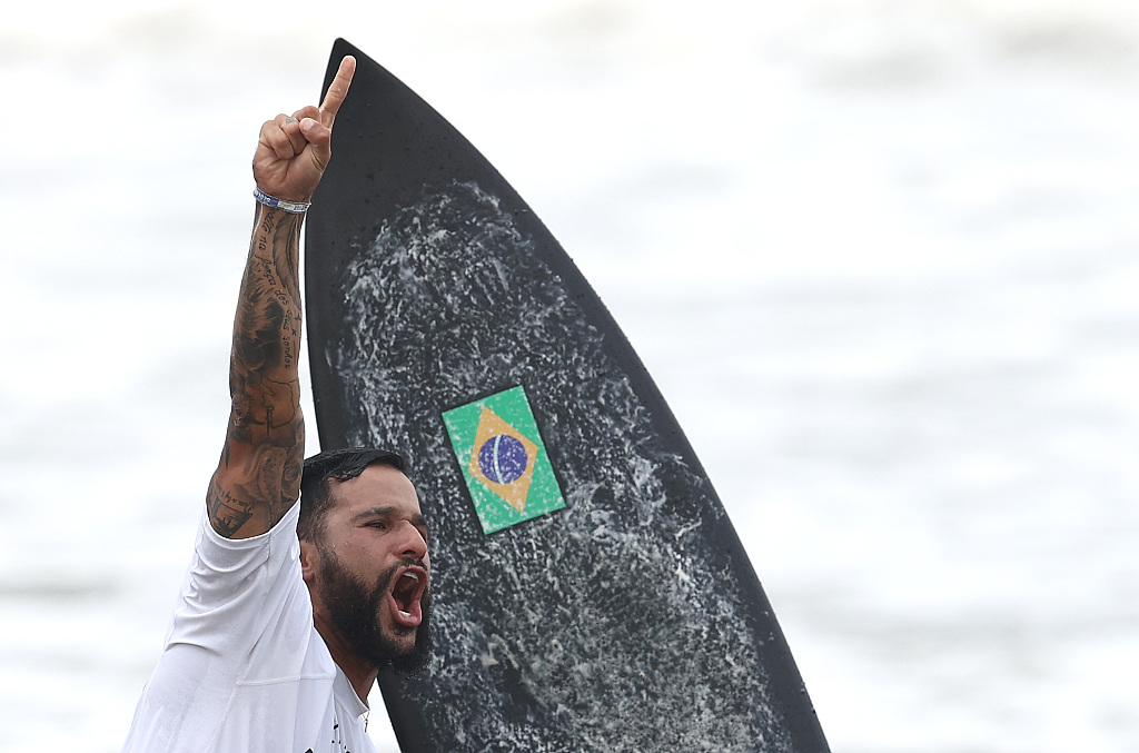 Italo Ferreira of Brazil celebrates after winning the gold medal in surfing during the Tokyo 2020 Olympic Games at Tsurigasaki Surfing Beach in Ichinomiya, Japan, July 27, 2021. /CFP