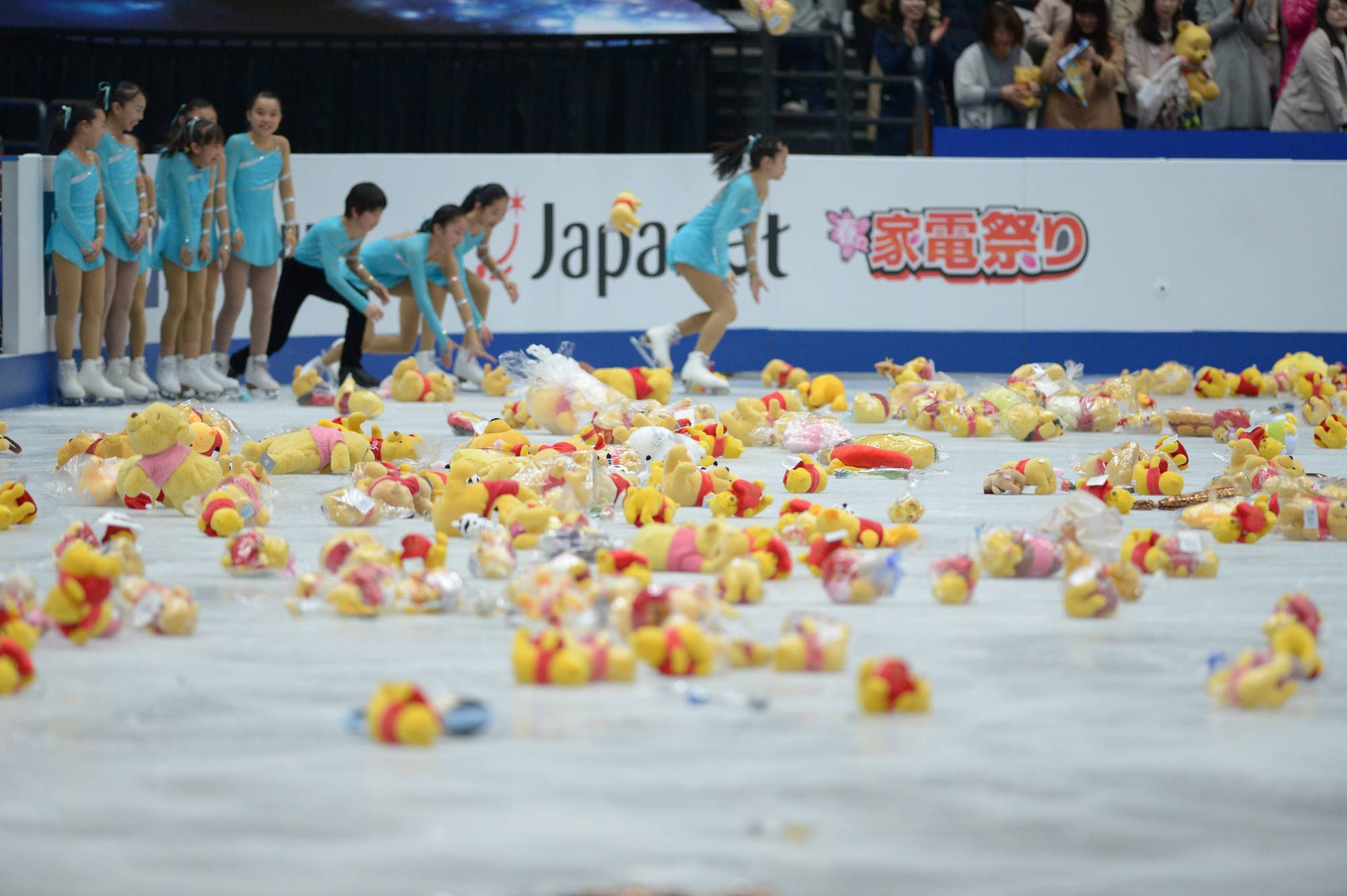 Winnie the Pooh plush toys are thrown onto the ice by fans of Yuzuru Hanyu at tournament in South Korea, February 16, 2020. /CFP