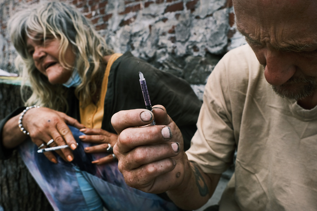 People shoot up a mix of heroin and fentanyl on a street in Kensington, Philadelphia, Pennsylvania, United States, July 19, 2021. /CFP