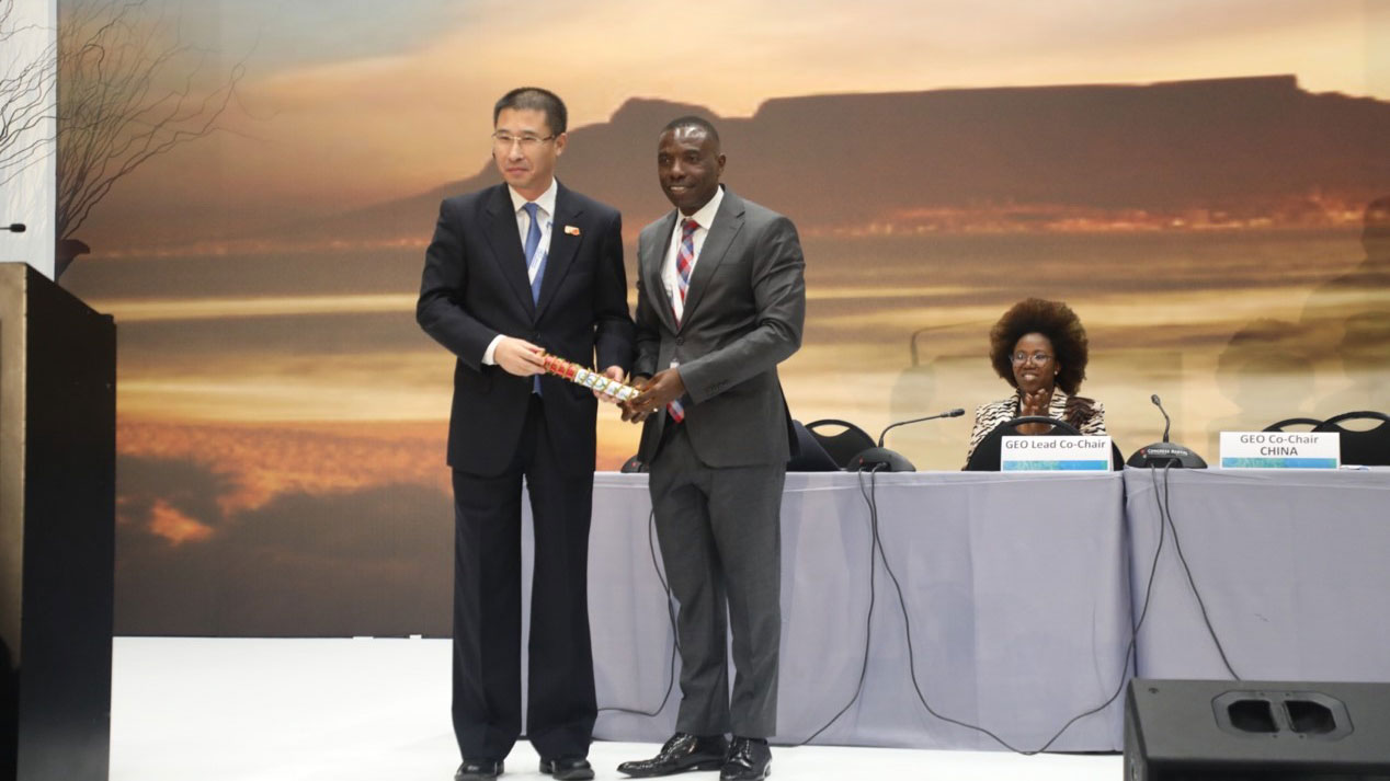 Zhang Guangjun (left), GEO China co-chairman, takes over the gavel representing the rotating chairmanship during the GEO Week 2023 in Cape Town, South Africa. /Ministry of Science and Technology