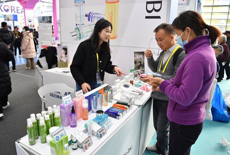 Visitors view cosmetics at the booth of South Korea during the Seventh Silk Road International Exposition in Xi'an City, northwest China's Shaanxi Province, November 16, 2023. /Xinhua