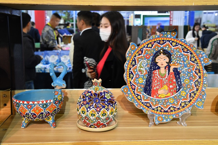 Handicrafts are exhibited at the booth of Iran during the Seventh Silk Road International Exposition in Xi'an City, northwest China's Shaanxi Province, November 16, 2023. Xinhua