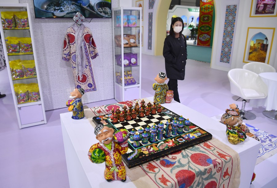 A visitor is seen at the booth of Uzbekistan during the Seventh Silk Road International Exposition in Xi'an City, northwest China's Shaanxi Province, November 16, 2023. /Xinhua
