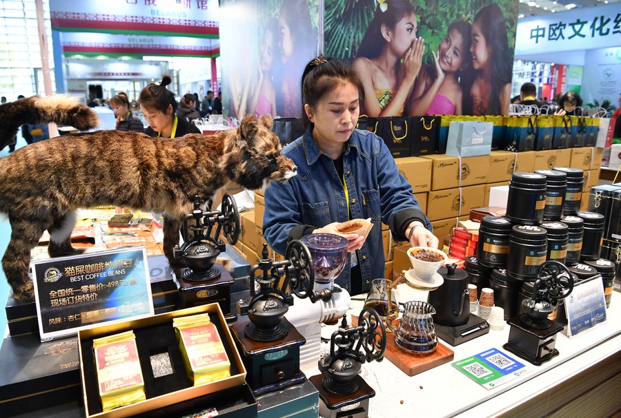 A staff member brews civet coffee for visitors at the booth of Indonesia during the Seventh Silk Road International Exposition in Xi'an City, northwest China's Shaanxi Province, November 16, 2023. /Xinhua
