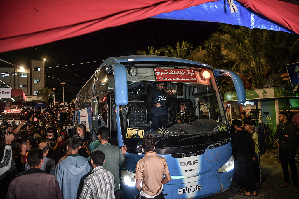 Palestinians are brought to Nasser Hospital from Al-Shifa Medical Complex by buses in Khan Yunis, Gaza on November 18, 2023. /CFP