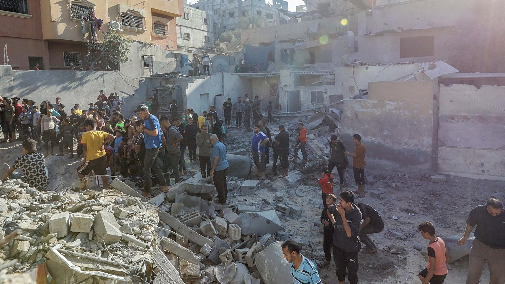 People search buildings destroyed during air strikes on November 18, 2023 in Khan Yunis, Gaza. /CFP