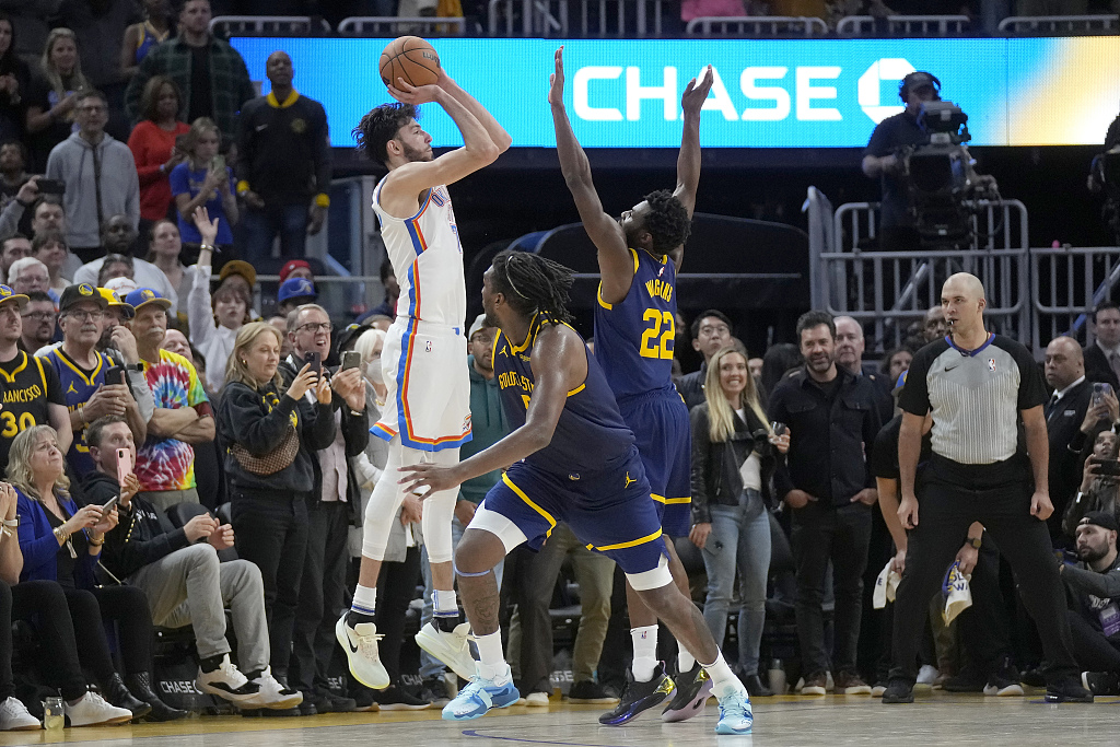 Chet Holmgren (L) of the Oklahoma City Thunder shoots in the game against the Golden State Warriors at the Chase Center in San Francisco, California, November 18, 2023. /CFP