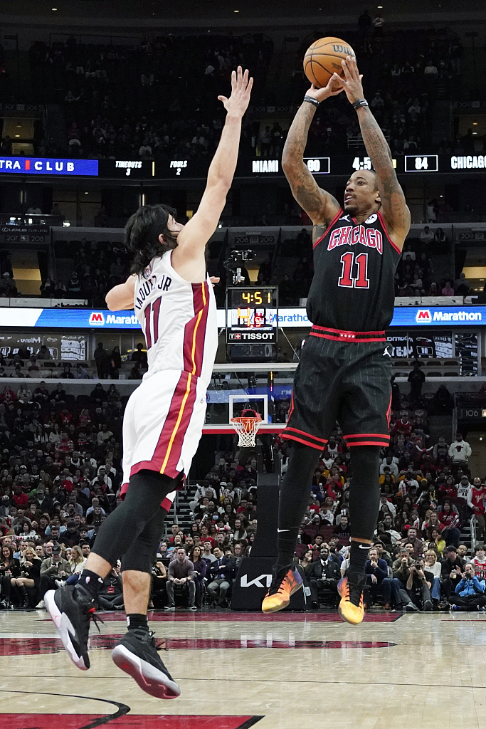 DeMar DeRozan (#11) of the Chicago Bulls shoots in the game against the Miami Heat at the United Center in Chicago, Illinois, November 18, 2023. /CFP