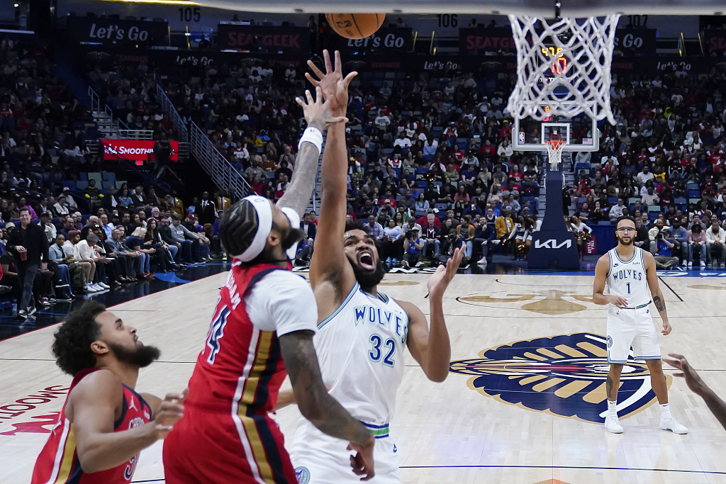 Karl-Anthony Towns (#32) of the Minnesota Timberwolves shoots in the game against the New Orleans Pelicans at Smoothie King Center in New Orleans, Louisiana, November 18, 2023. /CFP