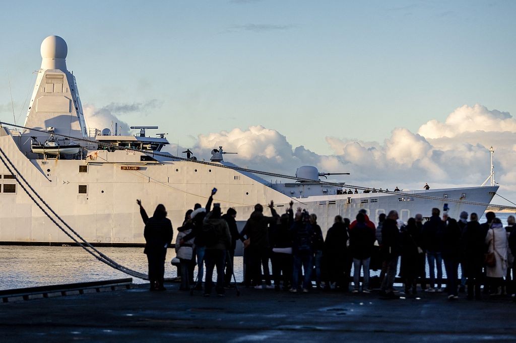 Relatives wave to the crew of Royal Netherlands Navy's patrol vessel Zr.Ms. Holland in Den Helder, on November 17 2023, as it sets sail for the Mediterranean Sea. /CFP