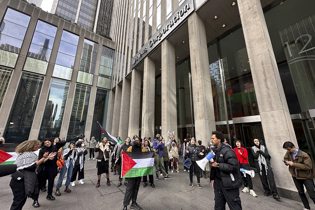 Pro-Palestinian demonstrators rally outside the headquarters of Fox News and other media organizations in New York, November 17, 2023. /CFP