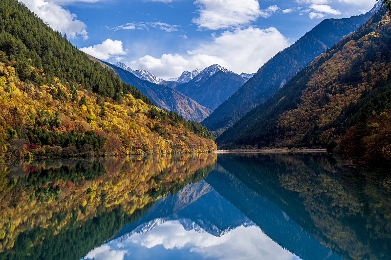 Spectacular mountains and colorful trees are reflected on a mirror-like lake, offering picturesque views of the Jiuzhai Valley in the north of Sichuan Province, as seen in this photo taken on October 27, 2023. /CFP