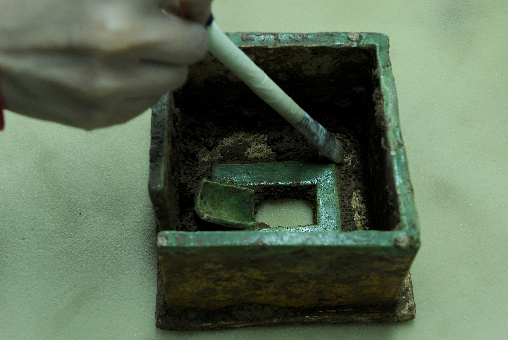 A file photo shows a piece of tri-colored glazed pottery from China's Tang Dynasty (618-907). Depicting a toilet from the Tang era, the piece was discovered at a tomb in Xi'an in northwest China's Shaanxi Province. /CFP