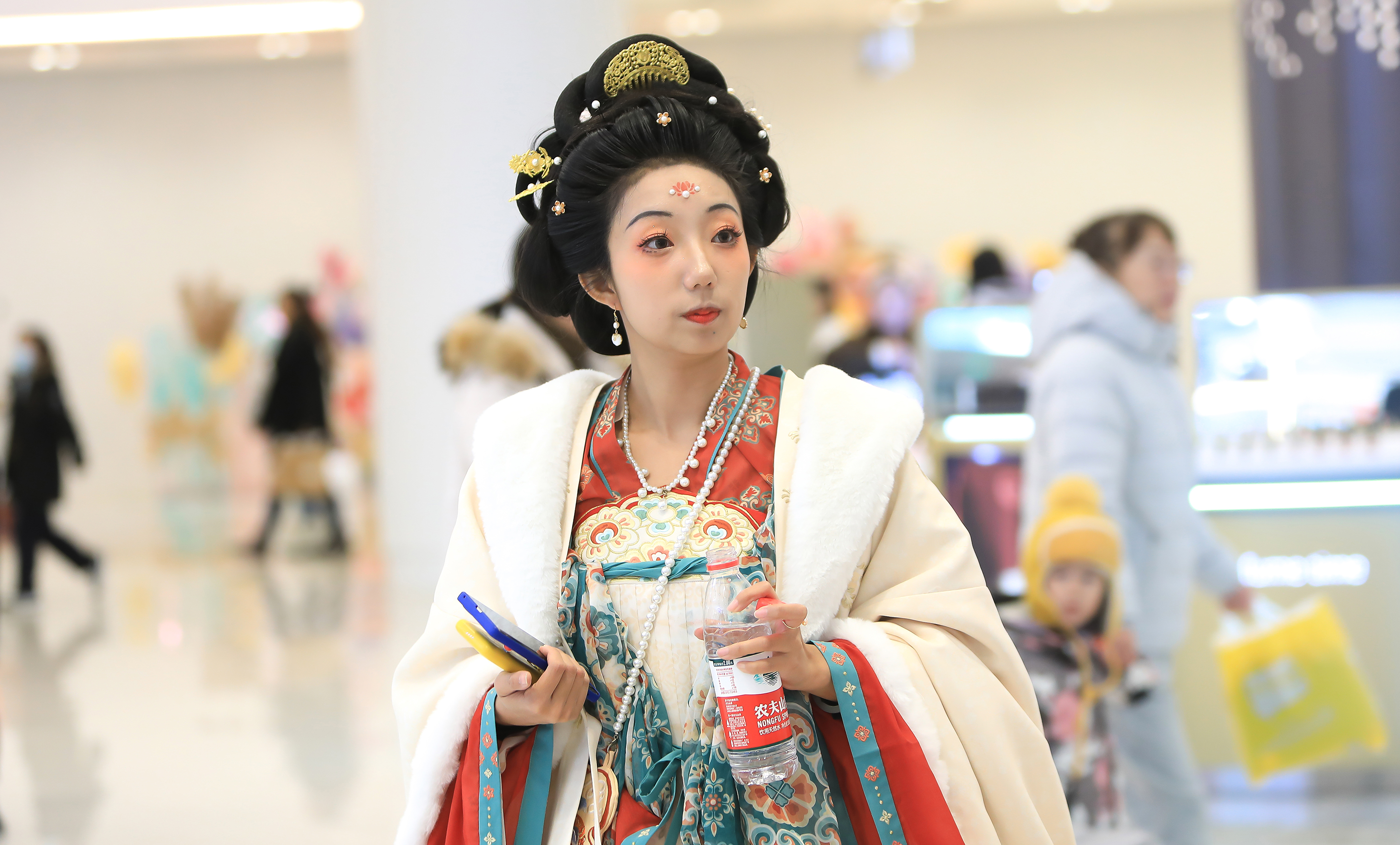 A hanfu enthusiast takes part in an activity in Shenyang, Liaoning Province, during an annual hanfu-themed festival on November 18, 2023. /IC
