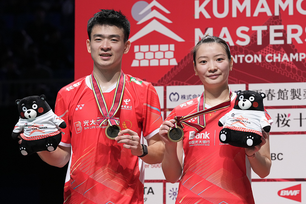 Zheng Siwei (L) and Huang Yaqiong of China win mixed doubles title at the BWF Japan Masters in Kumamoto, Japan, November 19, 2023. /CFP 