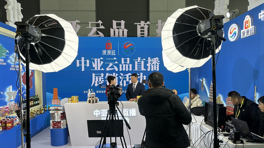 A live broadcast of Central Asian goods at the 7th Silk Road International Expo in Xi'an City, northwest China's Shaanxi Province, November 16, 2023. /CFP