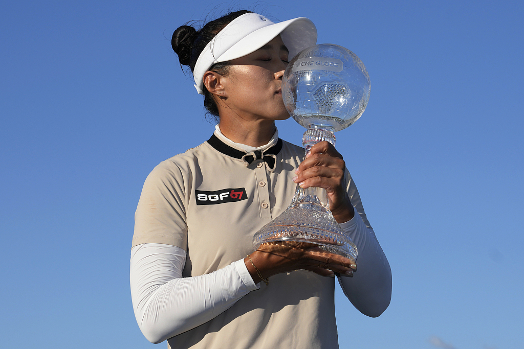 Amy Yang of South Korea kisses the trophy after winning the LPGA Tour Championship golf tournament in Naples, U.S., November 19, 2023. /CFP
