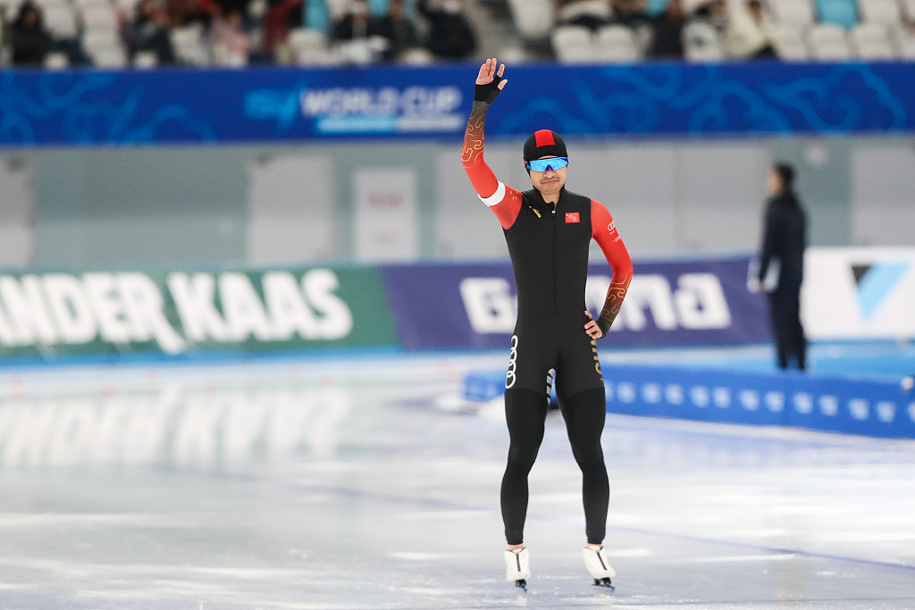 China's Ning Zhongyan acknowledges the home crowd during the 1,000m final at the Speed Skating World Cup in Beijing, China, November 19, 2023. /CFP