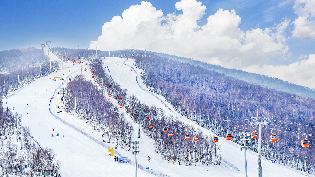 Live: Experience winter sports at Olympic ski resort in China