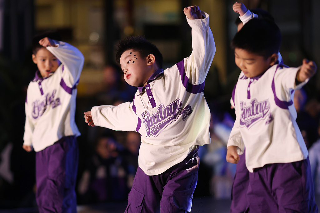 Children take part in a street dance competition in Nanjing, Jiangsu Province, November 18, 2023. /CFP 