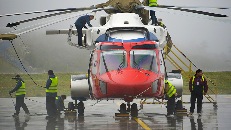 The staff conduct flight checks of the helicopter AC313A, September 29, 2023. /CFP