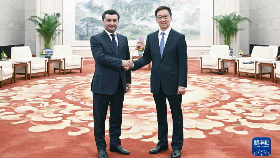 Chinese Vice President Han Zheng (R) shakes hands with Uzbekistan's Minister of Foreign Affairs Bakhtiyor Saidov in Beijing, China, November 21, 2023. /Xinhua
