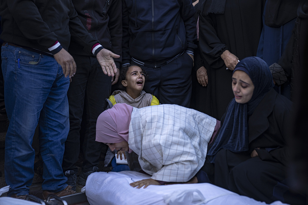 Palestinians mourn their relatives killed in the Israeli bombardment of the Gaza Strip, in the hospital in Khan Younis, November 21, 2023. /CFP