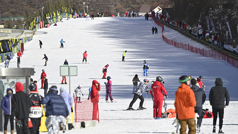 Live: Experiencing winter sports at Wanlong Ski Resort in N China 