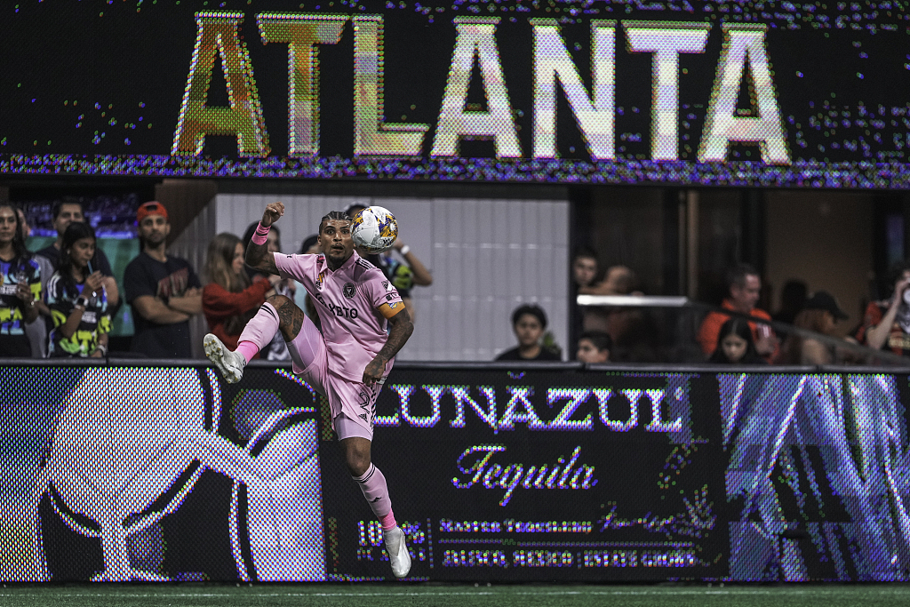 DeAndre Yedlin of Inter Miami jumps to receive a pass along the sideline during a game between Inter Miami and Atlanta United at the Mercedes-Benz Stadium in Atlanta, U.S., September 16, 2023. /CFP