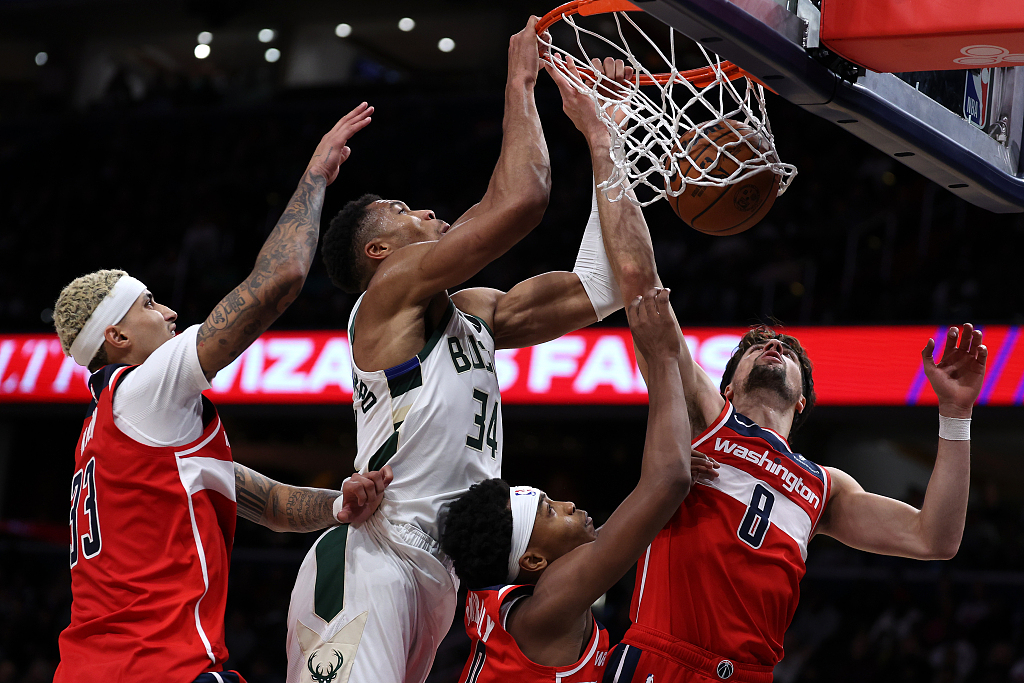 Giannis Antetokounmpo (#34) of the Milwaukee Bucks dunks in the game against the Washington Wizards at Capital One Arena in Washington, D.C., November 20, 2023. /CFP