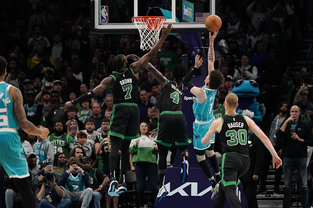 LaMelo Ball (#1) of the Charlotte Hornets shoots in the game against the Boston Celtics at Spectrum Center in Charlotte, North Carolina, November 20, 2023. /CFP