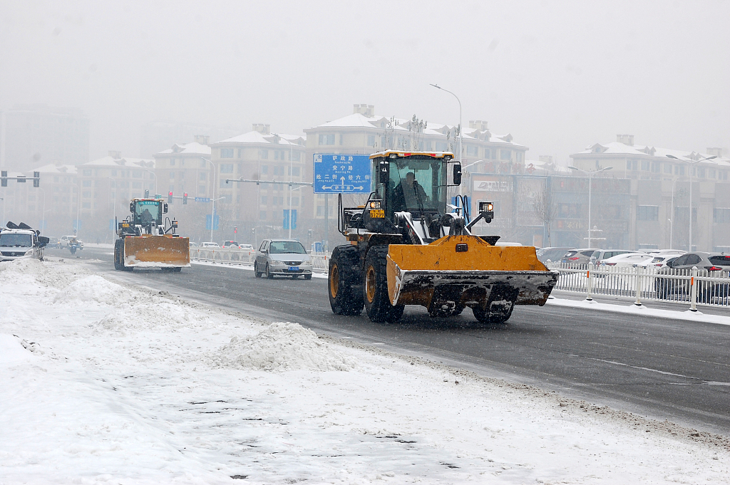 Removing snow on a street in Daqing City of northeast China's Heilongjiang Province, November 16, 2023. /CFP
