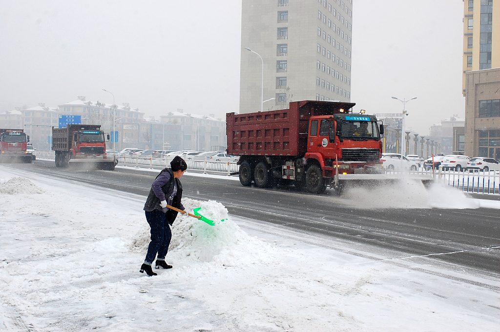 Shoveling snow on a street in Daqing City, Heilongjiang Province, November 16, 2023. /CFP