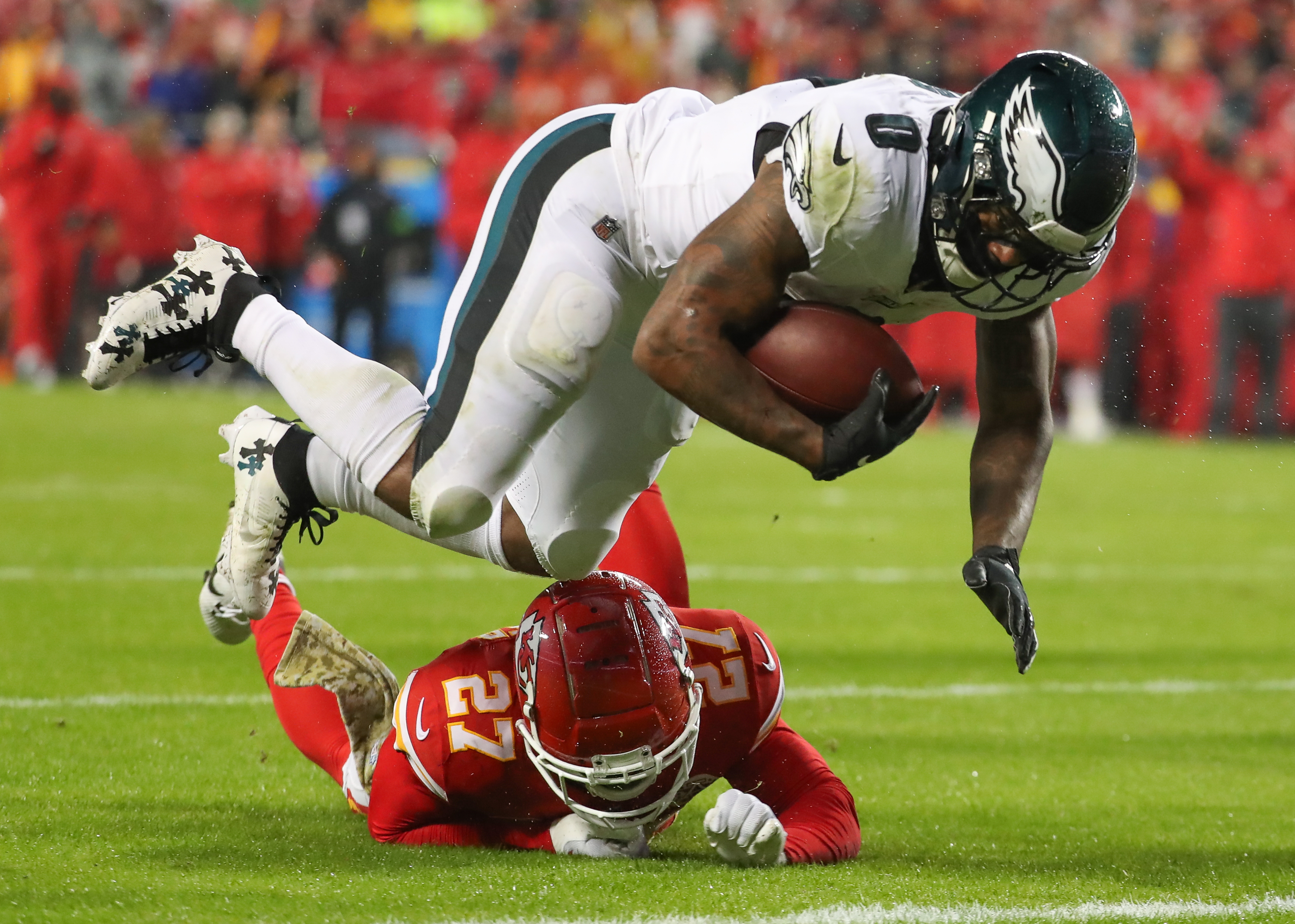 Running back D'Andre Swift (top) of the Philadelphia Eagles dives into the end zone to score a touchdown in the game against the Kansas City Chiefs at Arrowhead Stadium in Kansas City, Missouri, November 20. 2023. /CFP 