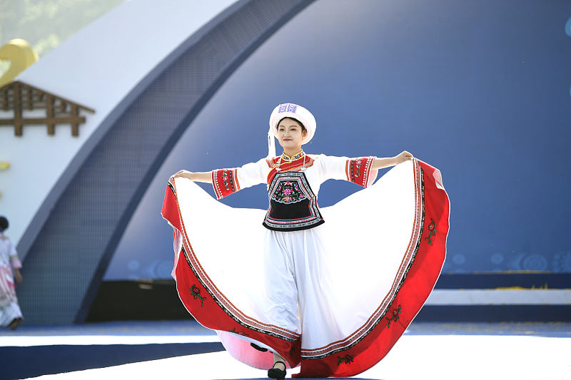 A model dressed in the traditional costumes of the Buyi ethnic group takes to the stage at a cultural event in Ceheng County, Guizhou Province, November 20, 2023. /CFP