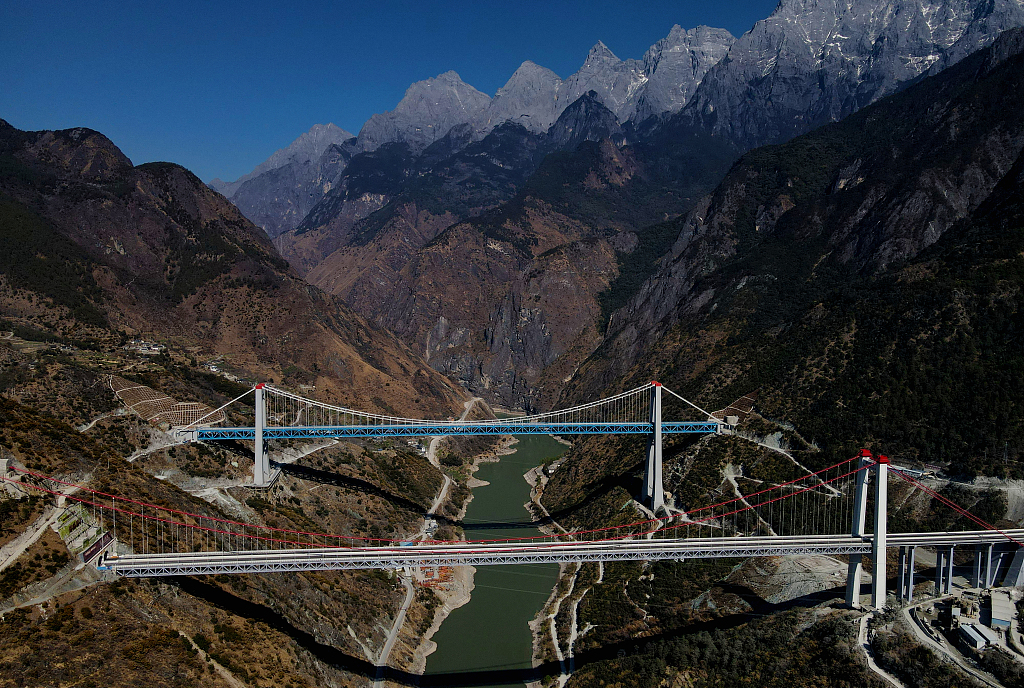 A railway bridge and a highway bridge built on the Jinsha River in Diqing Tibetan Autonomous Prefecture, southwest China's Yunnan Province, November 15, 2023. /CFP