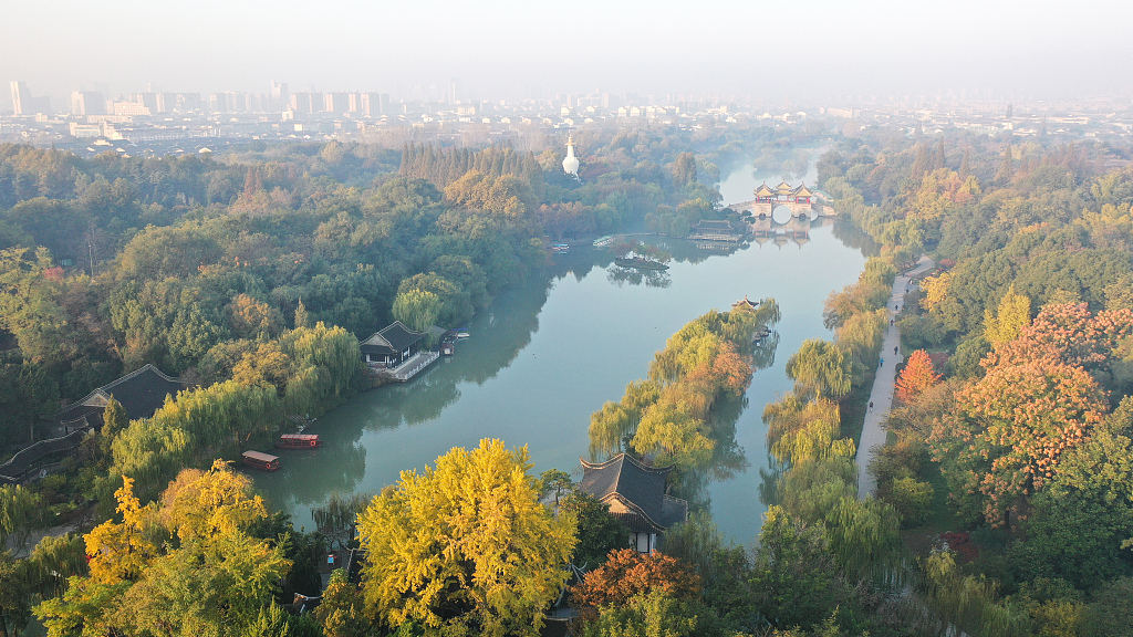 An aerial photo taken on November 21, 2023, shows the Slender West Lake scenic area in Yangzhou, Jiangsu Province, shrouded in morning mist. /CFP