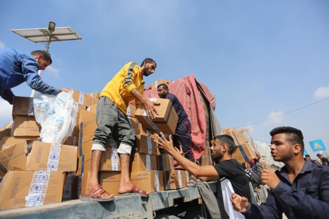 People unload humanitarian aid from a truck at the Rafah crossing in the southern Gaza Strip, November 2, 2023. /Xinhua