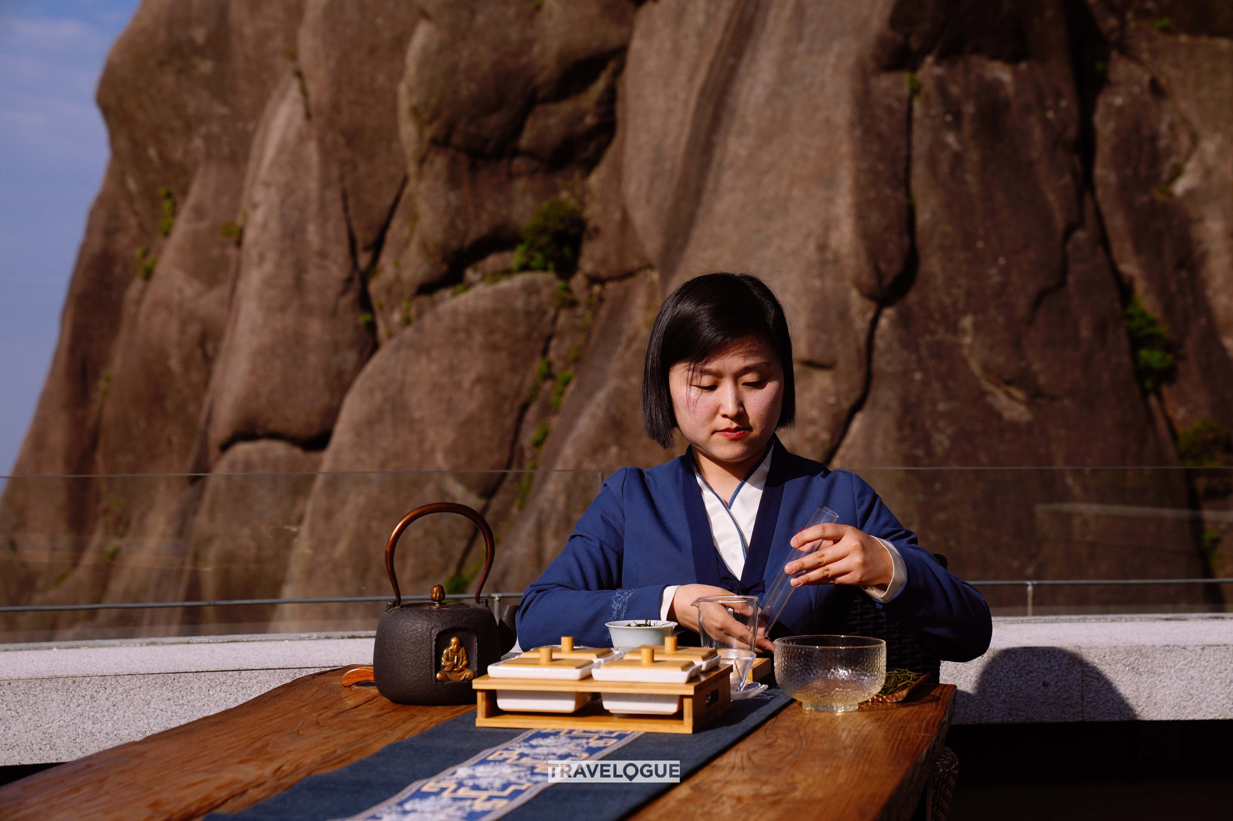 A Huangshan Maofeng tea ceremony is seen in Anhui Province. /CGTN