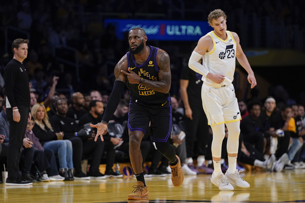 LeBron James (L) of the Los Angeles Lakers reacts after making a 3-pointer in the game against the Utah Jazz at Crypto.com Arena in Los Angeles, California, November 21, 2023. /CFP