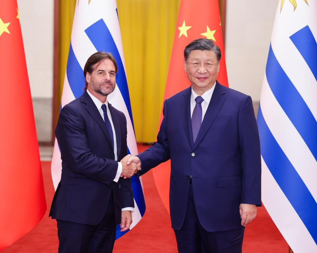 Chinese President Xi Jinping (R) shakes hands with Uruguayan President Luis Alberto Lacalle Pou in Beijing, China, November 22, 2023. /Xinhua